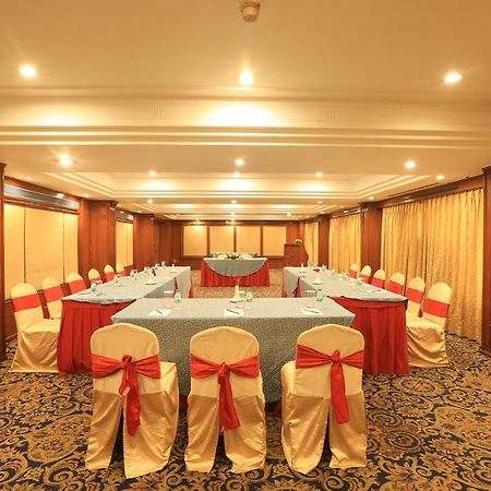 The Chancery Hotel Bangalore Exterior photo